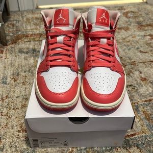 Women’s Nike Air Jordan 1 Mid  White/Sea Coral-Atmosphere Blanc/Atmosphere